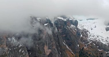 İtalya 'daki Dolomite Alplerinin Hava Aracı Manzarası: Güzel Bulutlar ve Doğal Güzellikle Büyüleyici Dağ Zirvesi Manzarası. Yüksek kalite 4k görüntü