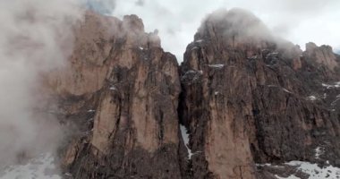 İtalya 'nın Dolomite Alpleri' ndeki Rosengarten grubunun hava görüntüsü. Dağlardaki kayalık bir zirvenin uçurumunun tehlikeli doğası. Yüksek kalite 4k görüntü
