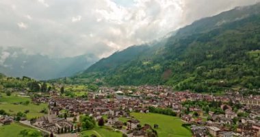 İtalya, Dolomitler 'deki Dağ yamaçlarındaki Primiero San Martino di Castrozza Alp Evleri' nin Kuş Gözü Manzarası. Yüksek kalite 4k görüntü