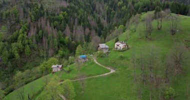 İtalya 'daki Dolomite Alpleri' nin Kuş Gözü Manzarası: Etkileyici Karla Kaplanmış Tepeler ve El değmemiş Doğal Manzara. Yüksek kalite 4k görüntü