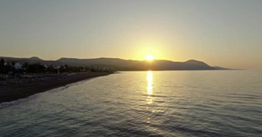 Kıbrıs Kıyı şeridinde Günbatımının İnsansız Hava Aracı: Akdeniz Doğasında Dağların Arkasında Güneş Batıyor. Yüksek kalite 4k görüntü