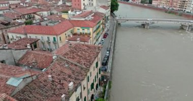 Verona, İtalya 'nın Havadan Görünümü: Adige Nehri Köprüleri ve Şehrin Mimari Arazisindeki Büyüleyici Tarihi Kulübeler. Yüksek kalite 4k görüntü