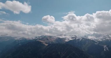 Dolomit Alpleri 'nin doğa manzarası. Güzel dağ sıraları karla kaplı ve bulutlarla örtülü. Yüksek kalite 4k görüntü