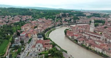 Verona Adige Nehri 'nin Havadan Görünümü: İtalya' nın Kalbinde Tarihi Köprüler ve Büyüleyici Mimari. Yüksek kalite 4k görüntü