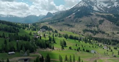 İtalya 'daki Dolomite Alpleri' nin Sihirli Manzarası: Rocky Dağı Tepeleri, Çamlarla kaplı vadiler ve Çam Ormanları. Yüksek kalite 4k görüntü