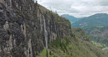 İtalya 'nın Dolomite Alplerindeki Şelalenin Kuş Gözü Manzarası: Şaşırtıcı Doğal Manzaradaki İnanılmaz Dağ Nehri Uçurumlarının Üzerinde Şelale Gibi Şelaleler. Yüksek kalite 4k görüntü