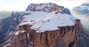 İtalya 'nın Dolomites kentindeki Piz Boe Dağı' nın havadan görünüşü. İlkbaharda, yamaçlarında kar bulunan kayalık dağların güzel doğal manzarası. Yüksek kalite 4k görüntü