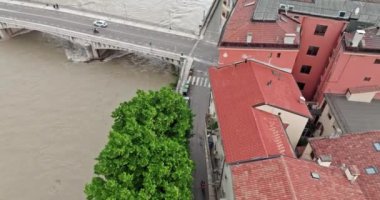 İtalya 'nın Verona kentinin havadan görünüşü: Tarihi Sokaklar, Riverside Evleri ve Turist Çekimleri. Yüksek kalite 4k görüntü