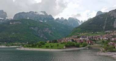 İtalya 'nın Dolomite gölünün kıyısındaki Molveno Picturesque Turist Kasabasının Manzaralı Çekimi. Yüksek kalite 4k görüntü