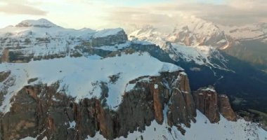 Sunset 'te Piz Boe Zirvesi' nin Hava Görüntüsü: Karlı Dolomite Alpleri, İtalya 'da büyüleyici bahar manzarası. Yüksek kalite 4k görüntü