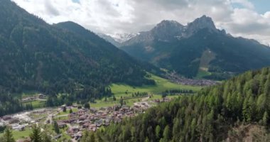 Rosengarten Grubu İtalya 'nın havadan görüntüsü. Dolomite Alpleri 'nin doğa manzarası dağ tepeleri ve tepelerin eteklerindeki vadilerdeki dağ köyleri. Yüksek kalite 4k görüntü
