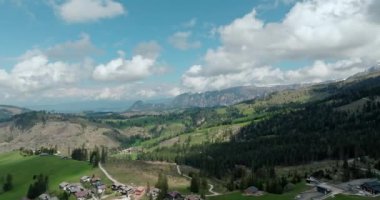 İtalya 'nın Dolomite Alplerindeki Büyüleyici Doğa Manzarası: Dağ Sıraları, Verdant Vadileri ve Çam Ormanları. Yüksek kalite 4k görüntü