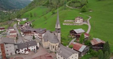 İtalya 'daki Rocca Pietore' un dağlık kırsal arazisinin havadan görünüşü. Dolomite Alplerindeki binaların güzel tarihi mimarisi. Yüksek kalite 4k görüntü