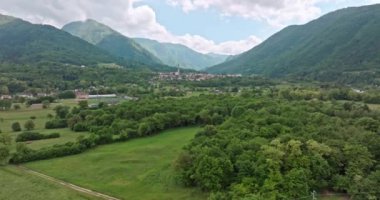 Seren del Grappa 'nın Manzaralı Hava Çekimi, İtalya Majestic Dağ Yolu ve nefes kesici Dolomite Alpleri manzarası. Yüksek kalite 4k görüntü