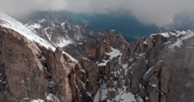 Dolomitler, İtalya 'daki Rosengarten Grubu' nun Yüksek İrtifa Çekimi: Soluk Kesen Karlı Dağ Sırası ve Bir Turistik Arazide Bulutlu Gökyüzü. Yüksek kalite 4k görüntü