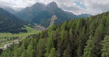 Dolomite Alpleri 'nin Hava Aracı Çekimi, Manzaralı Rocky Dağları, Verdant Vadileri ve Pine Forested Hills. Yüksek kalite 4k görüntü