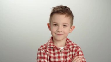Duyguları olan ve evet diyen bir çocuğun portresi. Çocuk olumlu bir şekilde başını sallıyor ve gözlerini kırpıyor. Yüksek kalite 4k görüntü