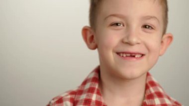 Childs Heyecanlı Gülümseme Kayıp Bebek Dişleri ve Büyüyen Daimi Dişler 'i gözler önüne seriyor. Yüksek kalite 4k görüntü