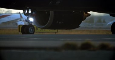 Uçak Tekerleklerinin Piste Giden Yavaş Hareketi: Yolcu Taşımaya Hazır Türbin. Yüksek kalite 4k görüntü