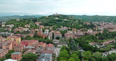 Verona, İtalya 'nın yukarısından: Kırmızı Çatı, Güzel Kareler ve Bir Turist Kentindeki İkonik Katedrallerle Tarihi Şehir Merkezi' nin Havadan Görünümü. Yüksek kalite 4k görüntü