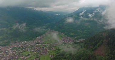 Hava manzaralı Primiero San Martino di Castrozza İtalya. Alp dağları vadisinde ormanlarla çevrili güzel bir şehir manzarası. Yüksek kalite 4k görüntü