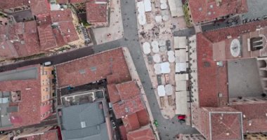 İtalya 'nın Verona kentinin havadan görünüşü. Şehircilik, şehir mimarisi, dar sokaklar, güzel evler. Yüksek kalite 4k görüntü