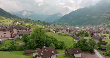 Primiero San Martino di Castrozza, İtalya Alp Evleri ve Muhteşem Dolomitler Manzarası. Yüksek kalite 4k görüntü