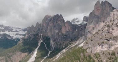İtalya 'nın Dolomite Alpleri' ndeki Rosengarten grubunun hava görüntüsü. Karla kaplı kayalık dağ sırtlarının büyülü doğası. Yüksek kalite 4k görüntü