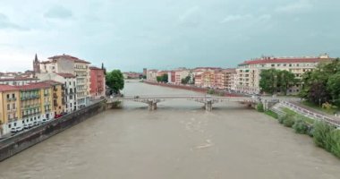 Hava manzaralı Adige Nehri Verona İtalya. Nehir boyunca uzanan köprüler şehrin turizm merkezindeki tarihi kulübelerin mimarisi ile çevrilidir. Yüksek kalite 4k görüntü