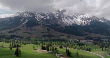 Dolomites, İtalya 'daki Rosengarten Grubu' nun Görkemli Hava Görüntüsü: Soluk Kesen Alp Dağlarındaki Bulut Kefenli Karlı Dağlar. Yüksek kalite 4k görüntü