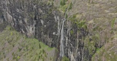 İtalya 'nın Dolomite Alplerinde Güzel Bir Şelalenin Yüksek İrtifa Çekimi: İnanılmaz Doğal Alandaki Etkileyici Dağ Nehri Dik Uçurumları. Yüksek kalite 4k görüntü