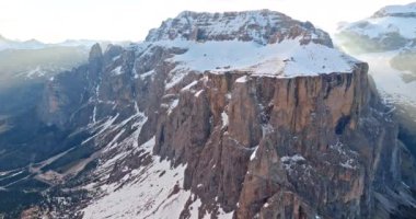 Dolomite Alplerinde Havadan Bakışlı Piz Boe 'yu keşfedin: İlkbaharda İtalyan Kayalık Dağ Sırası, Seyahat ve Yürüyüş İçin Mükemmel. Yüksek kalite 4k görüntü