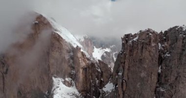 Dolomite Alpleri 'ndeki Rosengarten Grubu' nun Kuş Gözü Görünümü: Bulutlarla Kaplanmış Muhteşem Karla Kaplanmış Rocky Dağları. Yüksek kalite 4k görüntü