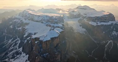 Dolomite Alplerindeki Piz Boe Dağı 'nda Günbatımı: Karlı Tepeler ve Bahar Sahnesi' nin Hava Görüntüleri. Yüksek kalite 4k görüntü