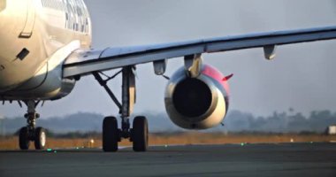 Uçak Wheels in Slow Motion: Türbin kalkış ve ulaşıma hazır olduğu için piste yaklaşıyor. Yüksek kalite 4k görüntü