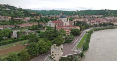 Verona, İtalya 'nın Havadan Görünümü: Tarihi Mimari ve Riverside Mahalleleri ile Sahne Kenti. Yüksek kalite 4k görüntü