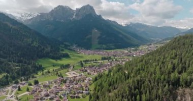 Dolomit Alpleri 'nin doğa manzarası. Büyülü dağlar ve vadideki köylerin manzarası, turistik geziler ve zirvelerde yürüyüş. Yüksek kalite 4k görüntü