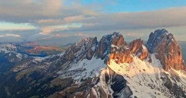 Langkofel Dağı 'nın Hava Görüntüsü, Dolomitler, İtalya: Rocky Tepelerinde Bahar Karları Manzarası. Yüksek kalite 4k görüntü