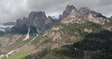 Rosengarten Grubu İtalya 'nın havadan görüntüsü. Dolomite Alplerinde kayalık bir dağ sırasının güzel manzarası. Yüksek kalite 4k görüntü