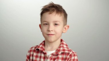 Hayal kırıklığı ve şaşkınlık dolu bir çocuğun portresi. Çocuk elleriyle başını tutuyordu. Yüksek kalite 4k görüntü