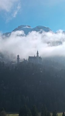Almanya 'daki Neuschwanstein Şatosu' nun Hava Görüntüsü Bir Dağdaki Tarihi Kale Mimarisi. Yüksek kalite 4k görüntü