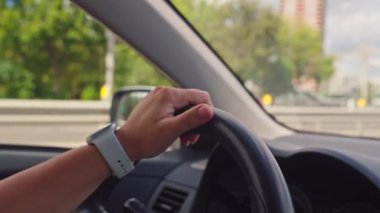 Şehir manzarasında araba süren kadın ellerinin yakın çekimi. Bir kız şehirde trafikte araba sürüyor. Yüksek kalite 4k görüntü
