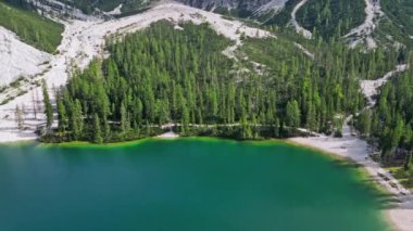İtalya, Lago di Braies 'in havadan görüntüsü Dolomite Alpleri' nin Orman ve Tepeleri 'nin çarpıcı doğası. Yüksek kalite 4k görüntü