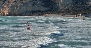 Rüzgâr sörfünün Hava Perspektifi - Dalgalarda Yüzen Yelkenli Dinamik Deniz Sporları. Yüksek kalite 4k görüntü