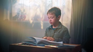 Kafkasyalı çocuk, Çocuk Odası 'nda Sayfa Çevirme ve Öğrenme' nin Detaylı Bakış Alanını Okumaya Odaklandı. Yüksek kalite 4k görüntü