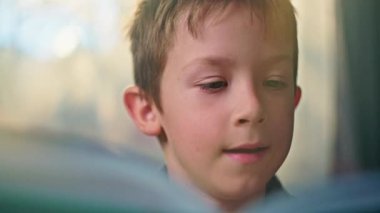 Çocuk Okuma ve Çevirme Sayfalarının Kapanışı - Odasında Öğrenen Beyaz Çocuk. Yüksek kalite 4k görüntü