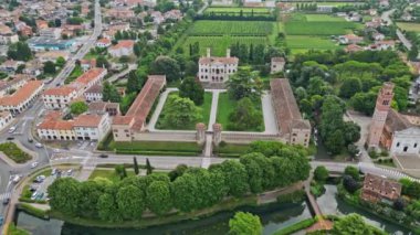 Castelo di Roncade, İtalya 'nın hava manzarası. Tarihi turist manzarası inşa eden güzel bir mimari. Yüksek kalite 4k görüntü