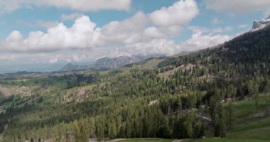 Rosengarten Grubu İtalya 'nın havadan görüntüsü. Dolomitler 'deki güzel dağlık arazi. Dağların yamaçlarında çam ormanları yetişiyor. Yüksek kalite 4k görüntü