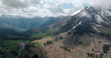 İtalya 'nın Dolomite Alplerindeki Rosengarten Grubu' nun Hava Görüntüsü: Kar Kaplama Dağları Bulutlarla çevrili, Çarpıcı Doğal Güzellik. Yüksek kalite 4k görüntü