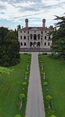 Castelo di Roncade, İtalya 'nın hava manzarası. Avrupa 'da turizm ve tarihi mimari yüksek kaliteli 4K görüntü